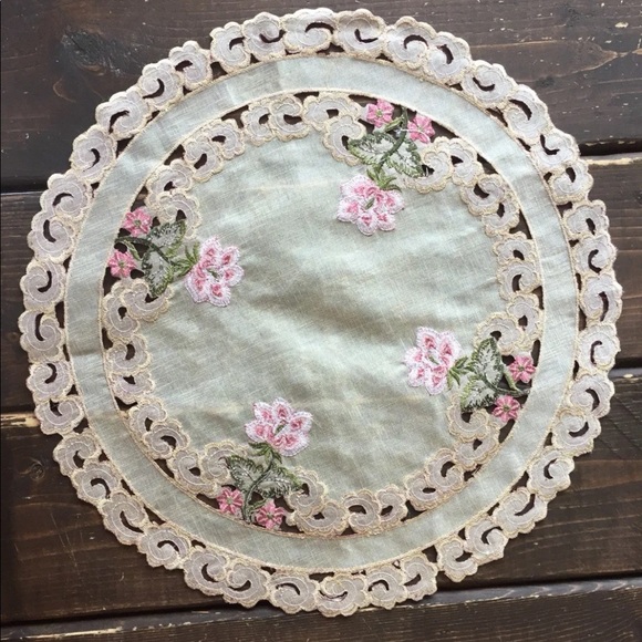 New Round Embroidered Floral Doily Magenta Beige Pansies Table Linen - Picture 6 of 7